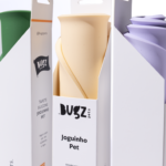 tapetinho de silicone para cães e gatos Bugz Pets nas cores verde escuro, amarelinho e roxo