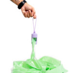 porta saquinhos para passeio com cães Bugz Pets cor roxa