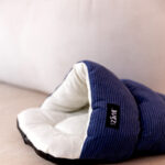 cama aconchegante para gatos e cães Bugz Pets na sala