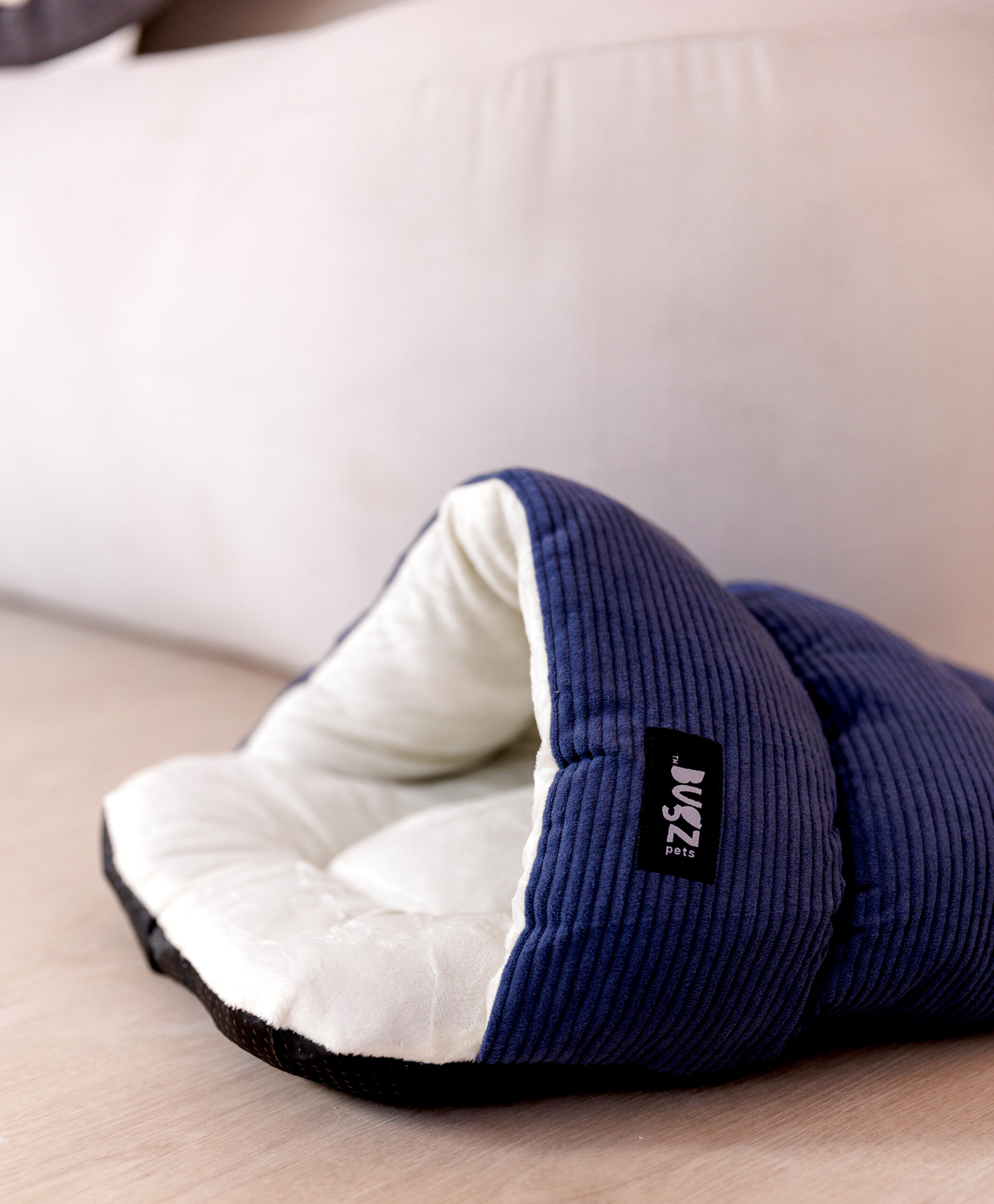 cama aconchegante para gatos e cães Bugz Pets na sala