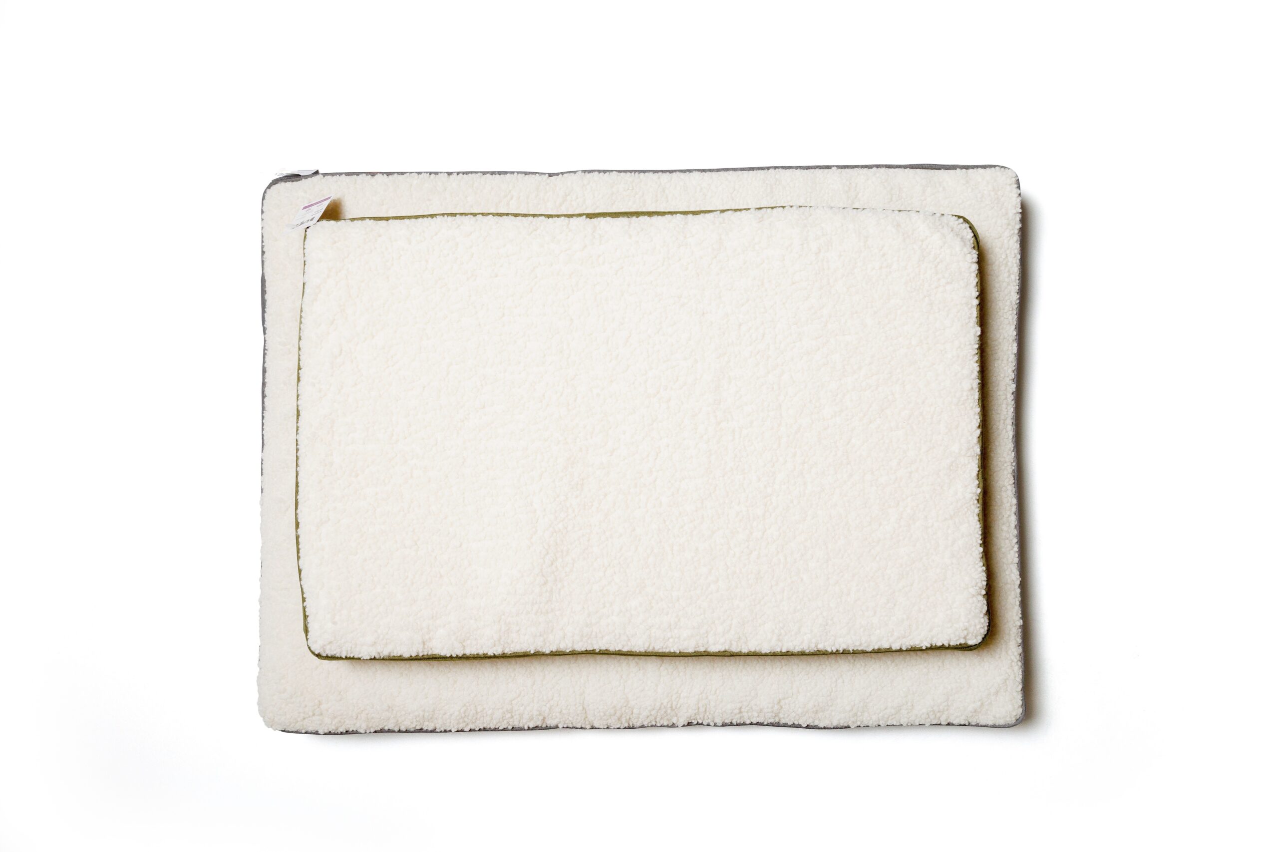 Cama Brisa vista de cima, mostrando o formato amplo e a superfície confortável.