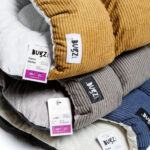 camas aconchegantes Bugz Pets nas cores mostarda, azul marinho e cinza