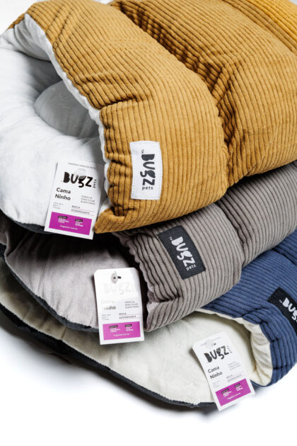 camas aconchegantes Bugz Pets nas cores mostarda, azul marinho e cinza