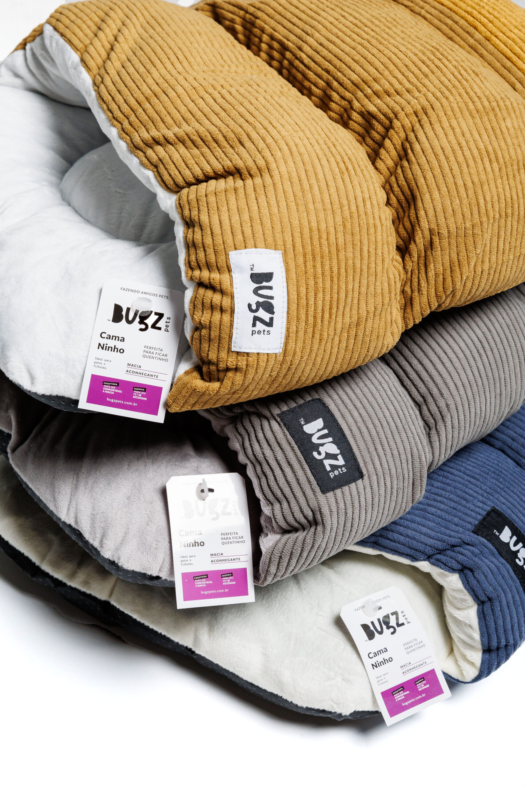 camas aconchegantes Bugz Pets nas cores mostarda, azul marinho e cinza